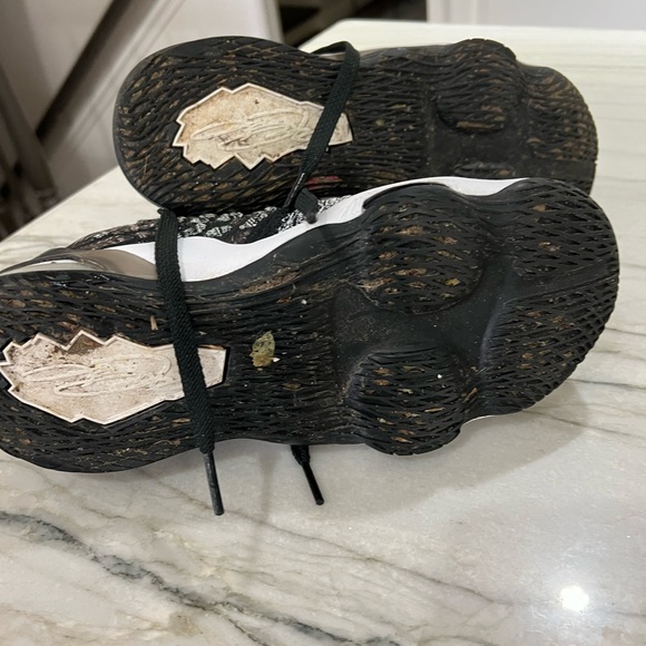 Boys 5.5 Nike zoom basketball shoes - Picture 6 of 7